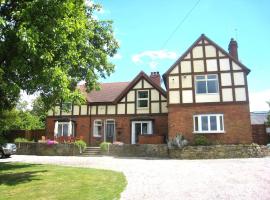 Arden Hill Farmhouse - Hot Tub, Snooker Table, Sleeps 16, feriebolig i Stratford-upon-Avon