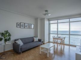 APARTAMENTO EN PRIMERA LINEA DE PLAYA RiAZOR, hotel cerca de Casa Museo de Picasso, A Coruña