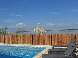 Luxury holiday home with private pool, hotel mewah di Le Grau-du-Roi