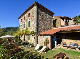 Holiday home in the forest, casa vacanze ad Auzat