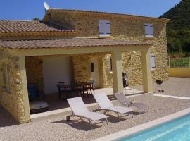 Beautiful villa with private pool in Gard, hotel con estacionamiento en Saint-Laurent-de-Carnols