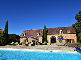Beautiful holiday home with heated pool, cabaña o casa de campo en Villefranche-du-Périgord
