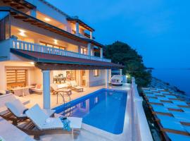 Exceptional Beachfront Holiday Villa on Korčula Island, hotelli kohteessa Prizba