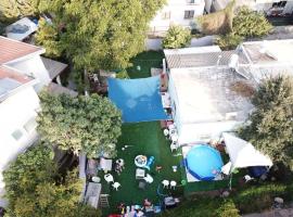 Private house with huge garden, hotel v destinaci Tel Aviv