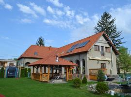 Apartmany ALEX s bazenom, guest house in Kalonda