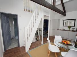 Loft Style Apartment for 4, 1 Broadhurst Court, close to town, station & hospital, apartamentai mieste Stokportas