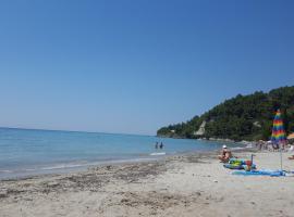 Cozy summer house by the beach, hotel v destinaci Fourka
