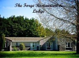 Forge Motel & Firehouse Restaurant, готель з парковкою у місті Сент-Кліарз