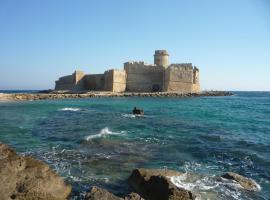 Graziosa Casa A 2 passi dalla Spiaggia e dal Castello, hotel a Le Castella