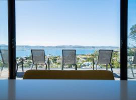 Amazing Sea Views Luxury Guest House, rumah tamu di Hobart