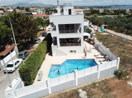Villa d'Irene-near athens airport , 200 meters from the beach davis, familiehotel in Artemida