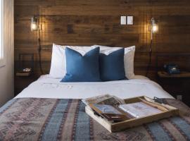 Snow Valley Lodging: Fernie şehrinde bir jakuzili otel