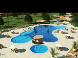 Condomínio Resort Villa das Águas, hotelli, jossa on uima-allas kohteessa Estância