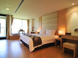 Tai-Yi Red Maple Resort, hotel near Guanyin Waterfall, Puli