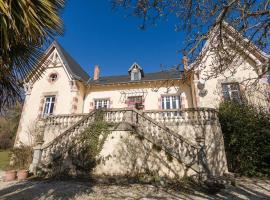 Mansion with Private Pool in Aquitaine, hotel in Savignac-Lédrier