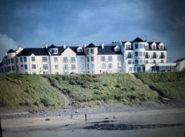 Beach Front Apt Portballintrae , Bushmills close to Royal Portrush Golf Club, hôtel pour les familles à Portballintrae