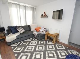 Apartment 3 Broadhurst Court sleeps 4 minutes from town centre & train，位于斯托克波特的酒店
