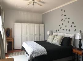 Contemporary Stay at Giraffe Cottage, hotel in zona Willowmoore Park, Benoni