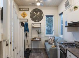 Tiny Homes by Snow Valley Lodging, hotell i Fernie