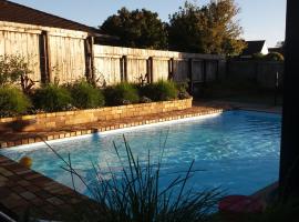 Kerikeri Central Apartment, hotel con pileta en Kerikeri