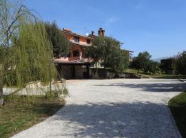 alloggio turistico confortevole Passo Corese، فندق مع موقف سيارات في Fara in Sabina