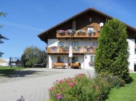 Der Bauernhof Beim Bergler, farm stay in Neureichenau