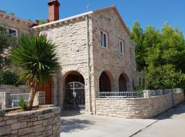 Villa Kety, hotel with parking in Prigradica