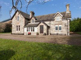 Ardveich House, large Scottish estate home with loch & hill views、ロッカーンヘッドの別荘