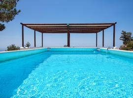 Villa M - Villa with private pool and yard – hotel w mieście Anatolí