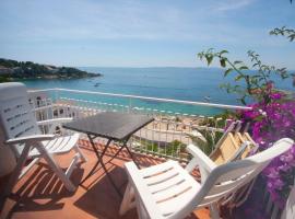 Santa Llucia Apartaments, хотел в Росес