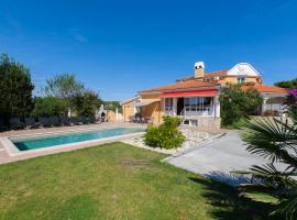 Villa VEDORNA - large luxury house with pool, wellness room with jacuzzi & sauna, game room, children's playground & bbq, Pomer, Istria, spahotell i Pomer