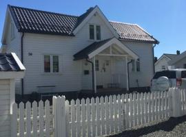 Koselig hus nært havet i Lofoten, Kabelvåg: Kabelvåg şehrinde bir otel