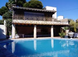 Villa con piscina privada, chalet de montaña en Torremolinos