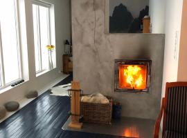 Basecamp Senja, hotell i Haugland