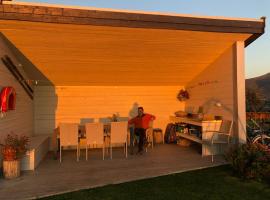 TINEBUA Basecamp Senja, hostel en Berg