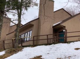 The Summit: 46, Hotel in Warren