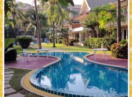 ห้องชุด 2 ห้องนอน ริมหาด ณ บ้านทะเลสำราญ ชะอำ、Ban Khlong Khotのプール付きホテル