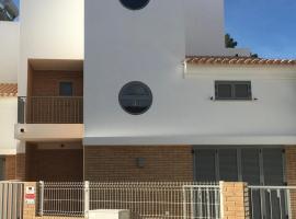 Villa de vacances 3 chambres et 6 couchages max. à proximité de mer à Praia Verde Algarve, дом для отпуска в Монте-Гордо