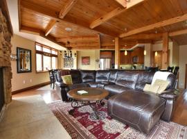 Blue Mountain-Luxurious BlueSki George Chalet, Hot Tub, Pool, Gas Fireplace, cabin in Blue Mountains