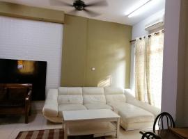 Homestay Mantin Selesa, Unit at Ground floor & In front swimming pool, apartment in Mantin