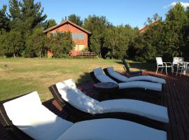 Cabañas Natural Park Lodge Pucón, hotel in Pucón