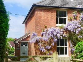 Twin Cottage, New Forest National Park, hotel in Burley