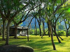 藏青谷 莊園Valley Statt Manor, hotel em Liugui