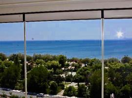 Sea horizon penthouse flat, hotel near Flisvos Marina, Athens