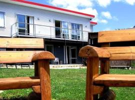 Tombstone Motel, Lodge & Backpackers, glamping en Picton