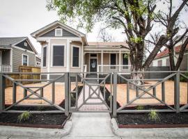 Wyoming St Restored Historic 2BR/1BA Downtown, hotel perto de Alamodome, San Antonio