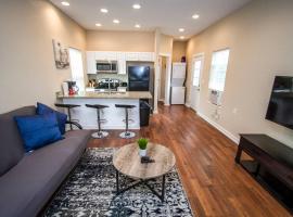 Douglas Way Remodeled House Near Downtown 1BA/1BA, feriehus i San Antonio