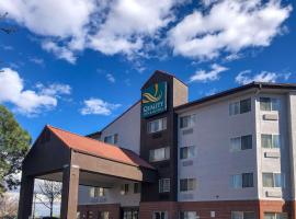 Quality Inn & Suites Denver International Airport، فندق في دنفر