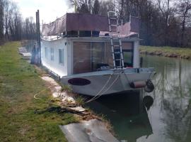Bateau houseboat camille, hotel with parking in Donchery