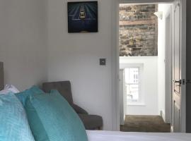 Central London Z1 - Lovely Ensuite Room, rum i privatbostad i London